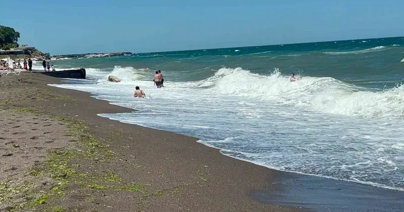 Akçakoca’da olumsuz hava şartları nedeniyle denize girmek yasaklandı