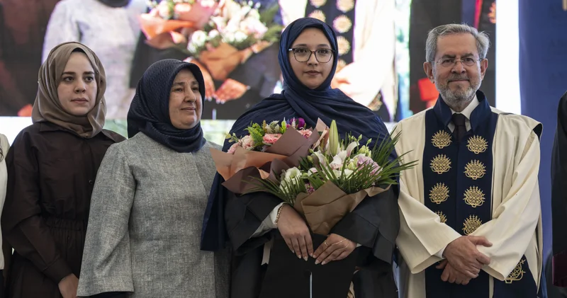 Enkazdan 248 inci saatte kurtarılan Aleyna, üniversiteden mezun oldu