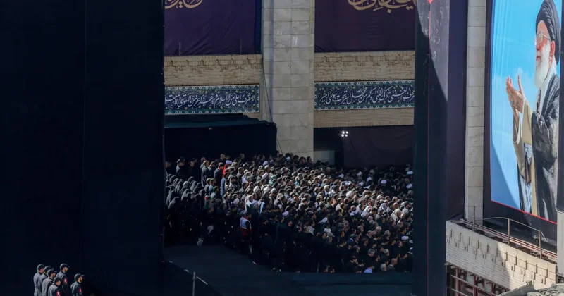 Yüzbinlerce kişi Ali Hamaney için cenaze namazı kıldı