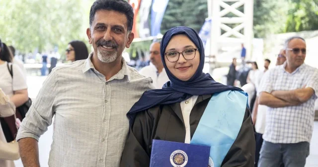 6 Şubat depremlerinde enkazdan 248’inci saatte çıkarılmıştı: Aleyna’ya diplomasını onu kurtaran madenci verdi VİDEO İZLE