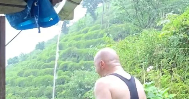 Rize de vatandaş sağanak altında duş alarak serinledi Rize Haberleri Habertürk Yerel Haberler