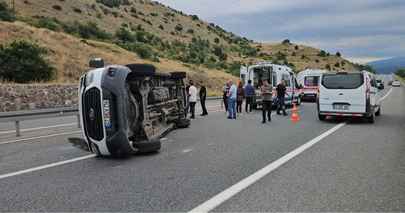 Son dakika: Erzincan’da devrilen minibüste 6’sı çocuk 16 kişi yaralandı Son dakika haberleri