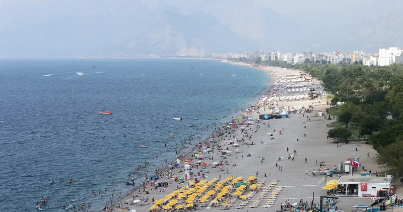 Antalya da yüksek nem ve sıcaktan bunalanlar sahilleri doldurdu