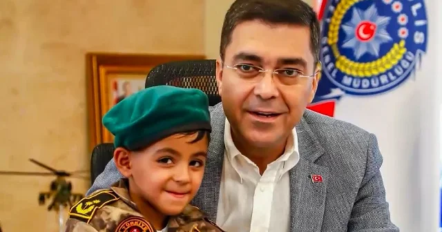 Polis helikopterine evinin çatısından Türk bayrağıyla selam gönderen küçük Abdullah Emre ye anlamlı hediye VİDEO İZLE
