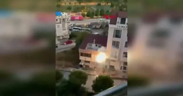 Arnavutköy de elektrik direğinde yaşanan patlamalar paniğe neden oldu
