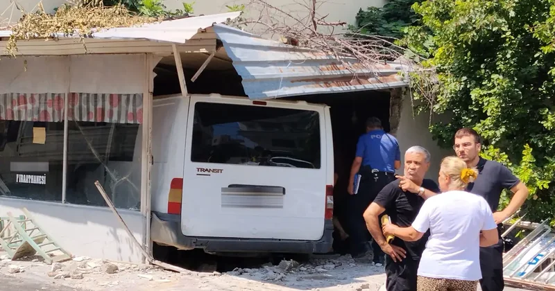 Osmaniye de kazaya karışan minibüs kıraathaneye girdi: 1 ölü, 3 yaralı