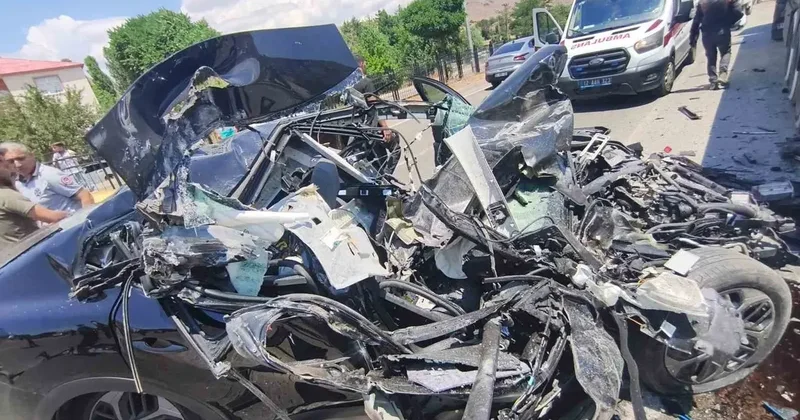Bingöl’de tıra çarpan otomobil hurdaya döndü: 1 yaralı