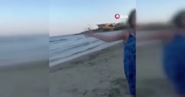 İzmir de plajda alkollü bir kadın anne ve kızına sözlü saldırıda bulundu rahatsızlık verdi