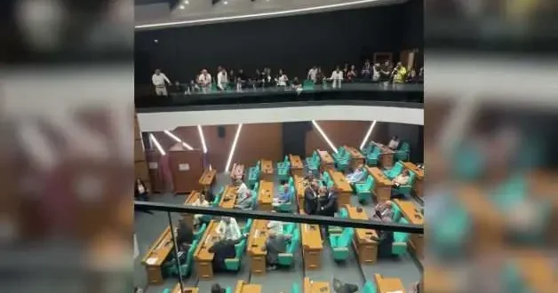 Üsküdar’da CHP liler ve Yeni Partililer birbirine girdi: ‘Alayınızı…’