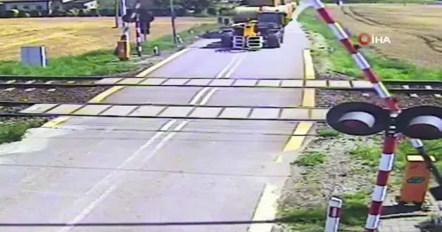 Polonya da yolcu treni saman yüklü römorka çarptı! Ortalık savaş alanına döndü