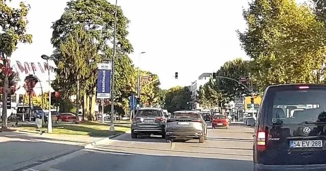 Faciaya davetiye çıkardı: Trafiğin yoğunluğuna aldırmadan makas attı Sakarya Haberleri Habertürk Yerel Haberler