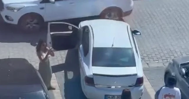 Sandalyeye oturup kafenin önüne otomobilini park etmek isteyen sürücüye engel oldu Yalova Haberleri Habertürk Yerel Haberler