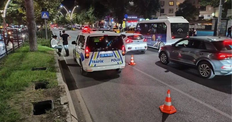 Genç kıza yaya geçidinden geçerken iki araç çarptı