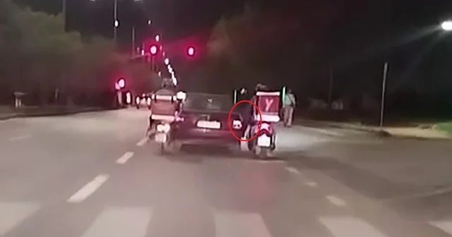 Seyir halinde yakıtı biten otomobili motosikletli kuryeler ayaklarıyla itekledi Erzurum Haberleri Habertürk Yerel Haberler