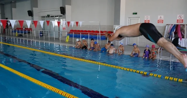 Yüzme havuzunda geleceğin sporcuları yetişiyor Van da çocuklar yaz tatilinde hem serinliyor hem yüzme öğreniyor Van Haberleri Habertürk Yerel Haberler