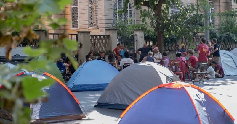 Roma nın ortasında evsizler çadır köyü kurdu: Sebebi ise duyanı çıldırttı Sözcü Gazetesi