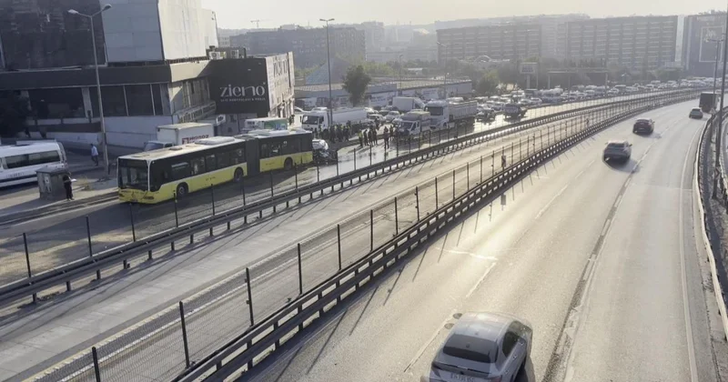 Küçükçekmece D 100 de otomobil, İETT otobüsüne çarptı: 3 ölü