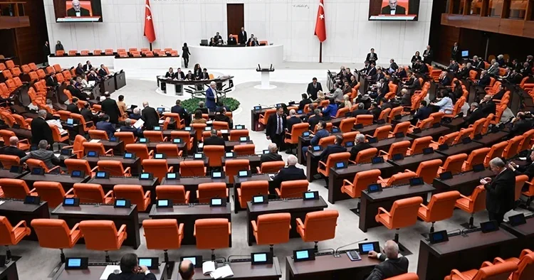 Terörsüz Türkiye de kritik gün: AK Parti kapalı grup toplantısı Meclis te başladı