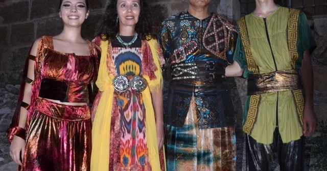 4 kişilik aile, Troya gösterisinde birlikte sahneye çıktı Antalya Haberleri Habertürk Yerel Haberler