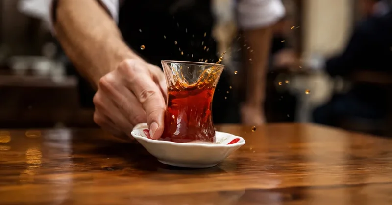 Çay bardağını sert koydu diye işten atıldı! Çalışanlar için dikkat çeken emsal karar