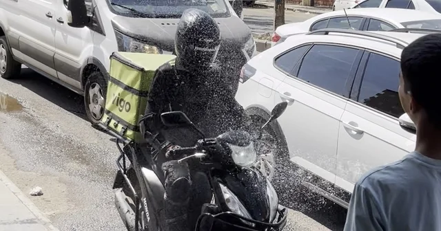Diyarbakır da sıcaklık 40 dereceyi aştı, hortumla serinleyenler objektife yansıdı Diyarbakır Haberleri Habertürk Yerel Haberler
