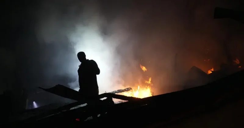Gece çıkan yangında 3 ev hasar gördü
