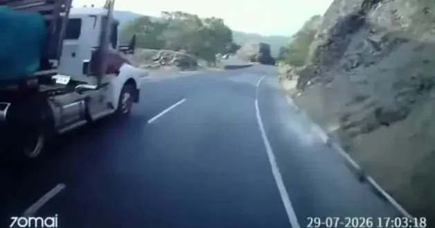 Kolombiya da freni patlayan tırı kendi aracıyla durduran şoför faciayı önledi