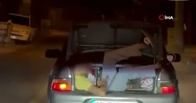 Araç bagajındaki tehlikeli yolculuk kamerada