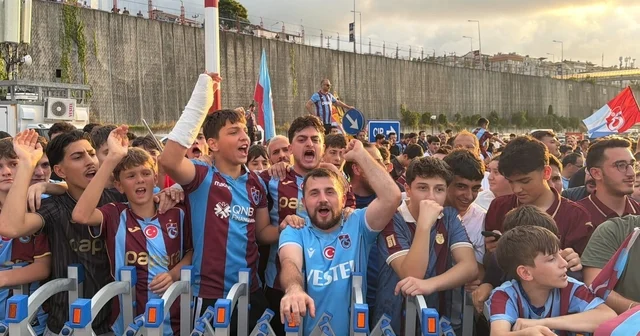 Trabzon da Salah çılgınlığı Bordo mavili taraftarlar Mısırlı yıldızı Trabzon a gelişinde karşılamak için havalimanına akın etti Trabzon Haberleri Habertürk Yerel Haberler