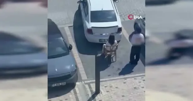 Sandalyeye oturarak kadın sürücünün park etmesini engelledi
