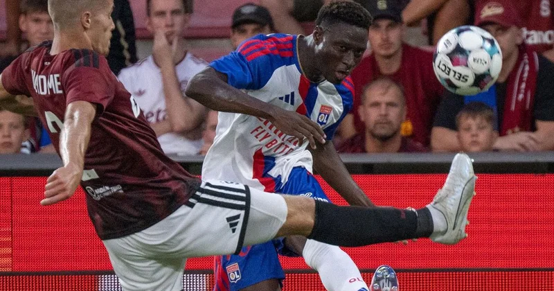 Fenerbahçe yi yakından ilgilendiren Sparta Prag Lyon maçında sürpriz sonuç