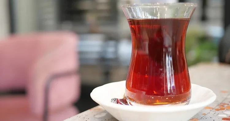 10 yıllık çalışan, çay bardağını masaya sert koyunca kovuldu