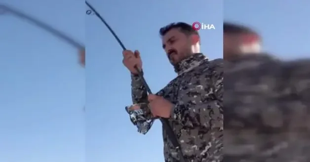 Oltasına takılan dev köpek balığını iğneden kurtarıp denize bıraktı