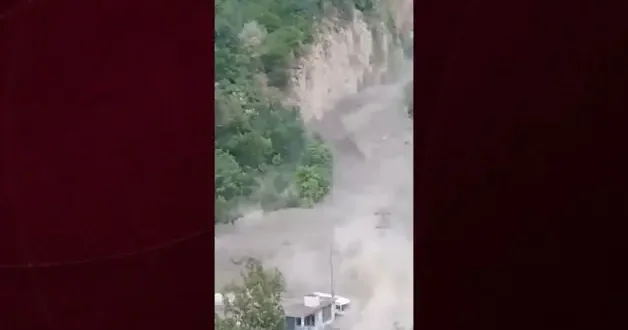 Pakistan da sel felaketi: Evler saniyeler içinde yok oldu