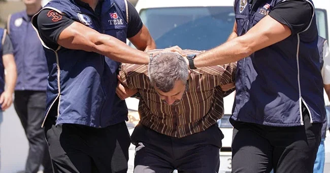 Cumhurbaşkanına suikast girişiminden aranan firari FETÖ üyesi adliyeye sevk edildi! Yıllarca böyle saklanmış