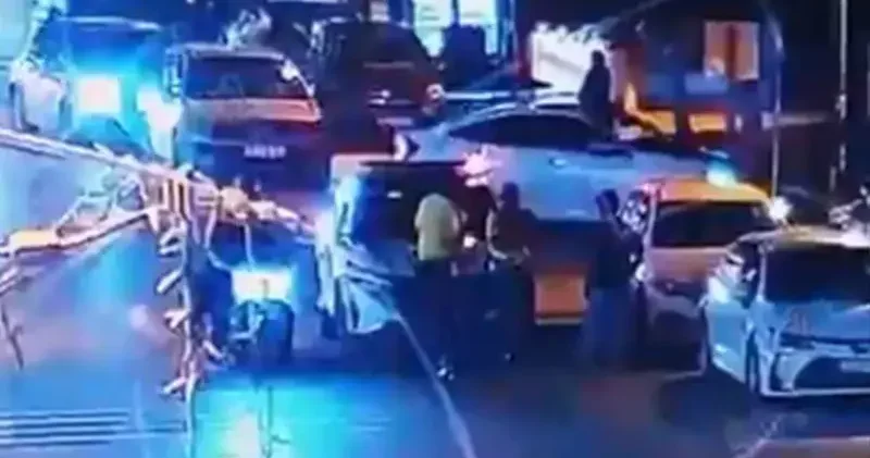 Polis, nefes almakta güçlük çeken sürücüyü, heimlich manevrasıyla kurtardı; o anlar kamerada