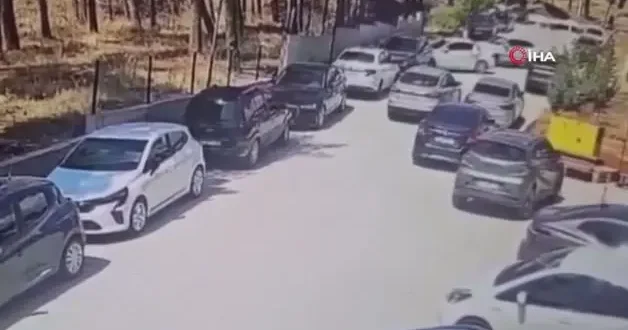 Çocukların üzerine gidiyordu! Geri geri kaçan aracı böyle durdurdular