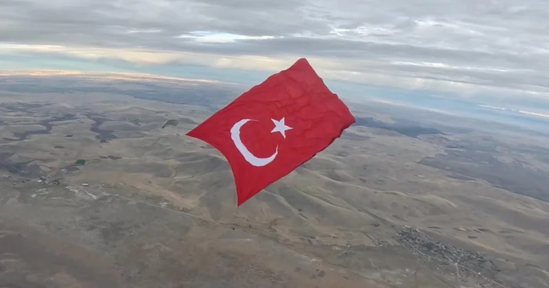 Gökyüzünde dev Türk bayrağıyla rekor