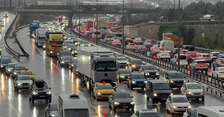 İstanbul da pazartesi sabahı trafik kabusu: Yoğunluk yüzde 69 a ulaştı