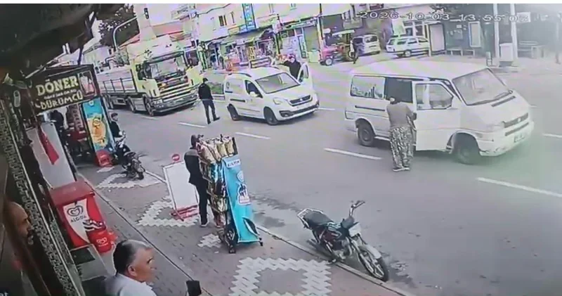 Trafik yavaşlayınca hızını alamayan TIR 4 aracı önüne kattı! O anlar kamerada