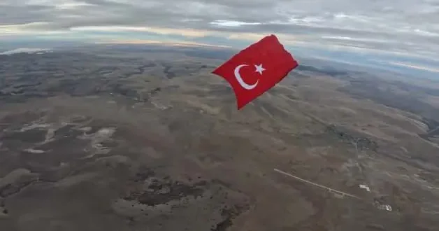 Gökyüzünde tarihi rekor: TSK’dan 3 bin 37 metrekarelik Türk bayrağı ile atlayış!