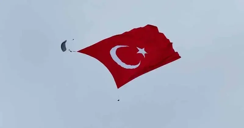 Mehmetçik, 3 bin metrekarelik Türk bayrağını dalgalandırdı
