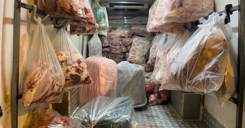 Sakarya da kamyonetten çıkanlar pes dedirtti! 2,8 ton menşei belirsiz et ele geçirildi