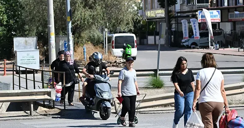 İki mahalleyi ayıran caddede üst geçit çilesi