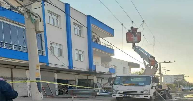 Çatı sacı elektrik teline değdi: Akıma kapılan usta öldü, 2 çırak ağır yaralı
