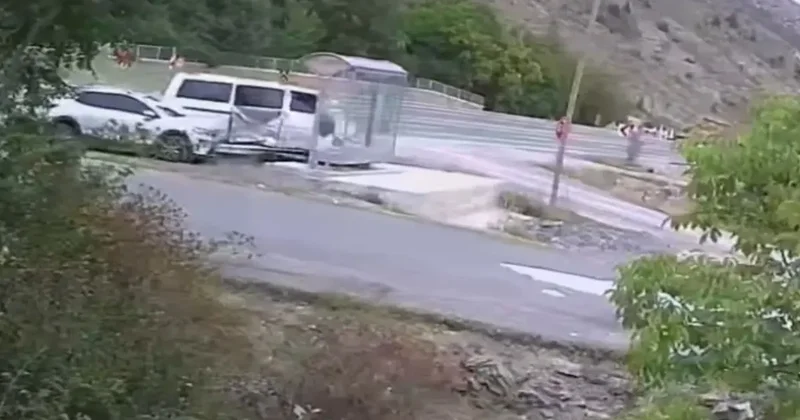 Gümüşhane de korku dolu anlar: İki aracın arasından kıl payı kurtuldu