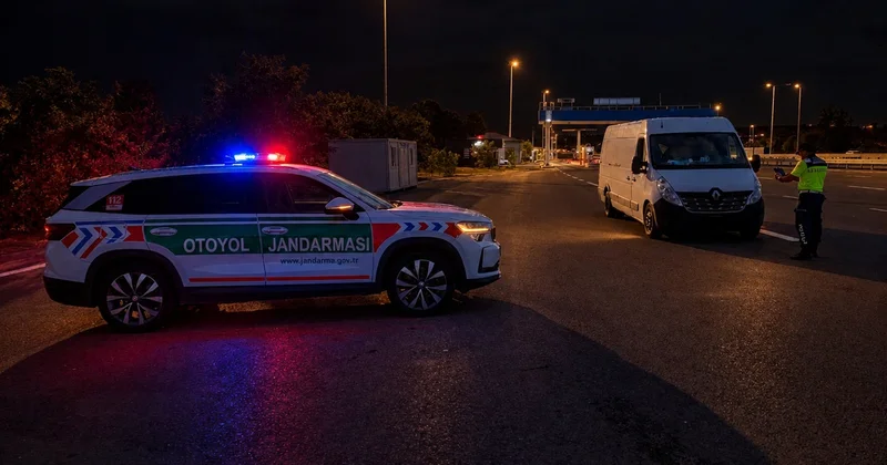 Anadolu Otoyolu nda jandarma kontrolü: Kamyonette 2 ton 809 kilo kaynağı bilinmeyen et ve sakatat bulundu