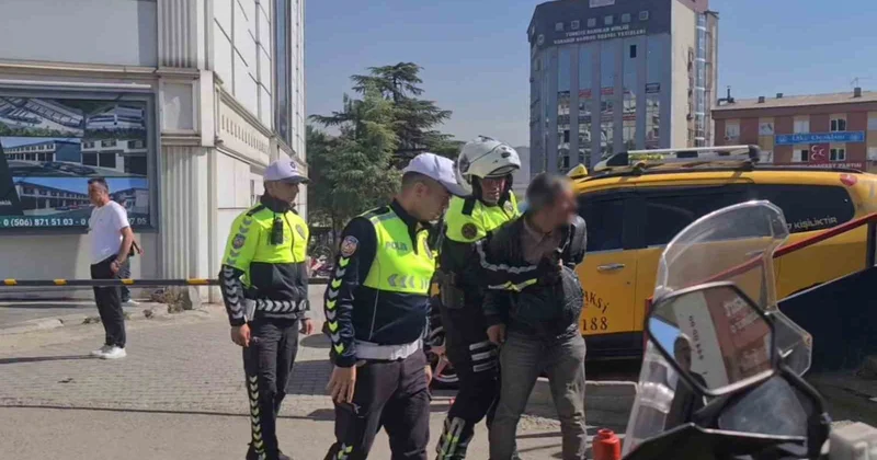 Boğazına bıçak dayadı, trafik polisi elini yakaladı: Karabük te o anlar kayıtta