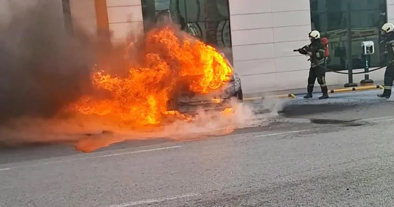 Şarjda bırakılan elektrikli araç alev topuna döndü! Bu şekilde söndürülebildi