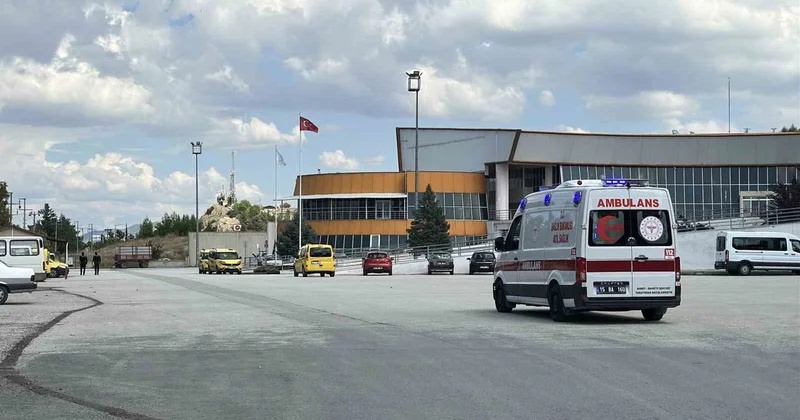 Burdur da araçların önüne atlayan Ukrayna uyruklu kadın polise tekme atmaya çalıştı